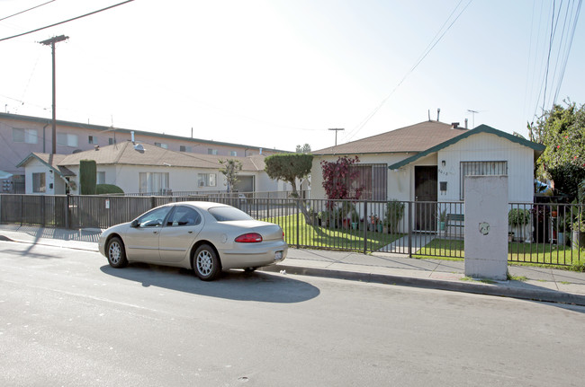 5018-5028 Elizabeth St in Bell, CA - Foto de edificio - Building Photo