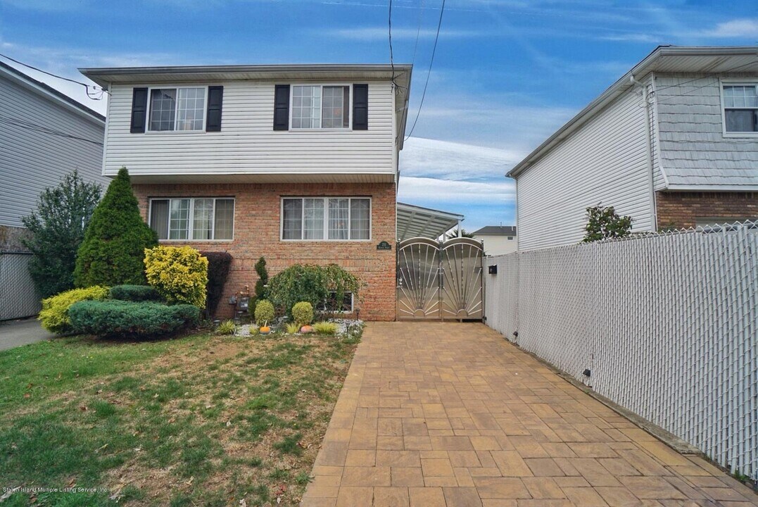 251 Kiswick St in Staten Island, NY - Building Photo