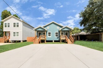 1314 W Willis St in Alvin, TX - Foto de edificio - Building Photo