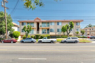 I.B.B.M. Grand Apartments in Reseda, CA - Foto de edificio - Building Photo