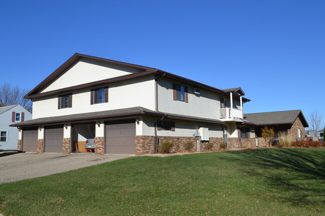 202 Hudson Ave, Unit 4 in Marshall, MN - Foto de edificio - Building Photo