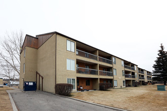 800 Tower Lane Dr SW in Airdrie, AB - Building Photo - Building Photo