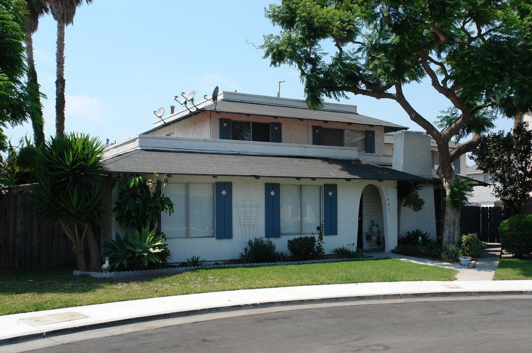 17061 Evergreen Cor in Huntington Beach, CA - Building Photo