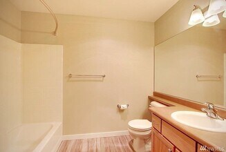 16275 NE 85th St-Unit -Unit 314 in Redmond, WA - Foto de edificio - Building Photo