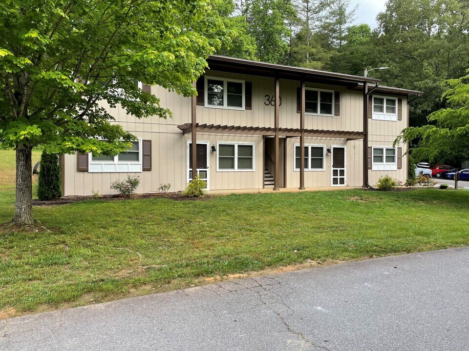 360 Genesis Cir in Black Mountain, NC - Building Photo