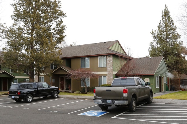 Spring Pines Apartments in Bend, OR - Foto de edificio - Building Photo