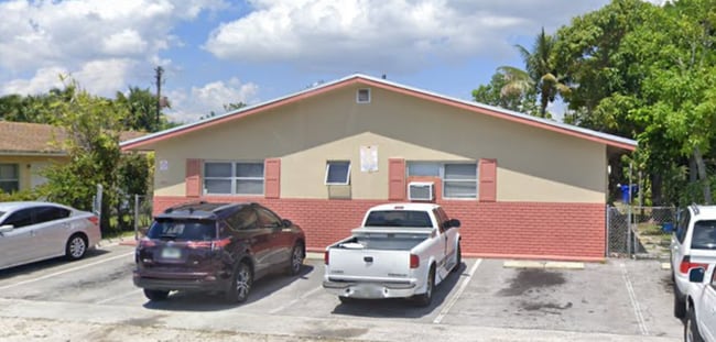 2721 SW 8th St in Fort Lauderdale, FL - Foto de edificio - Building Photo