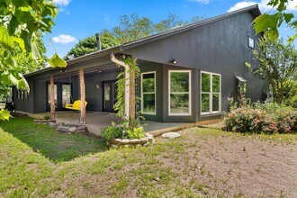 800 Spur 191 in Spicewood, TX - Foto de edificio - Building Photo