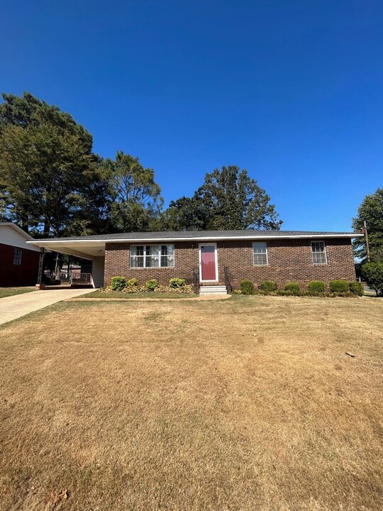 1802 Nassau Blvd in Florence, AL - Building Photo