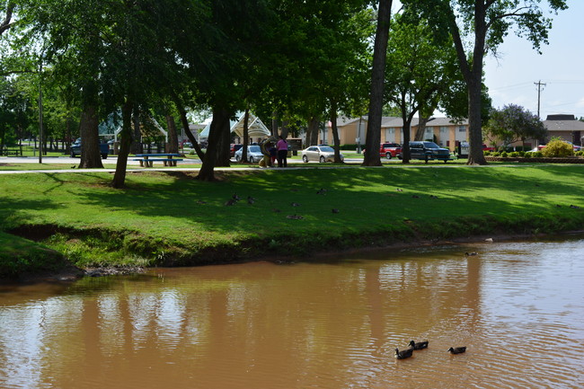 Parkview Apartments in Midwest City, OK - Foto de edificio - Building Photo