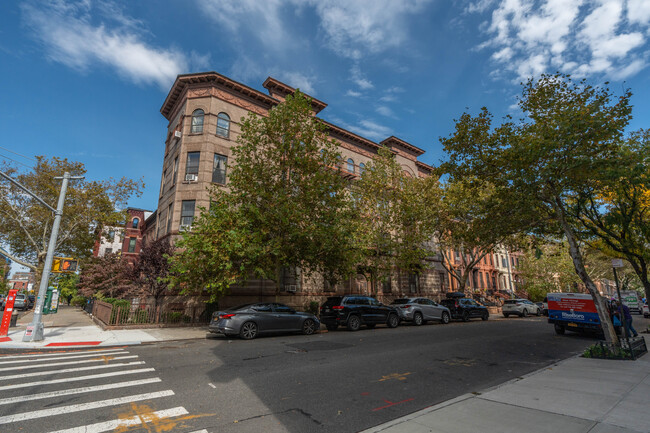 273 Lewis Ave in Brooklyn, NY - Foto de edificio - Building Photo