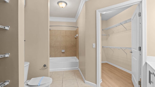 Gaithersburg Station in Gaithersburg, MD - Foto de edificio - Building Photo