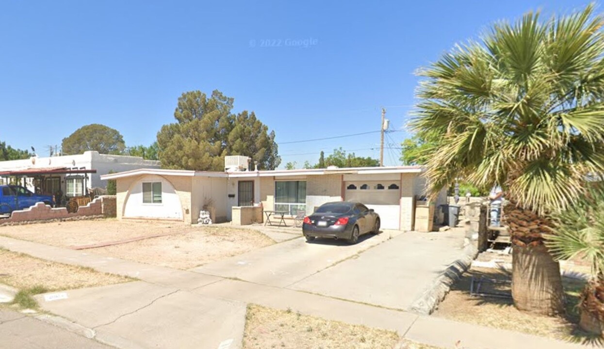 2041 Solano Dr in El Paso, TX - Building Photo