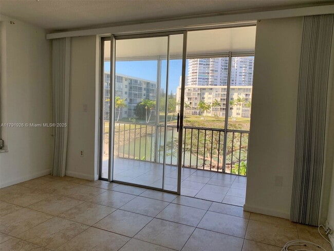 2903 Point E Dr in Sunny Isles Beach, FL - Building Photo - Building Photo