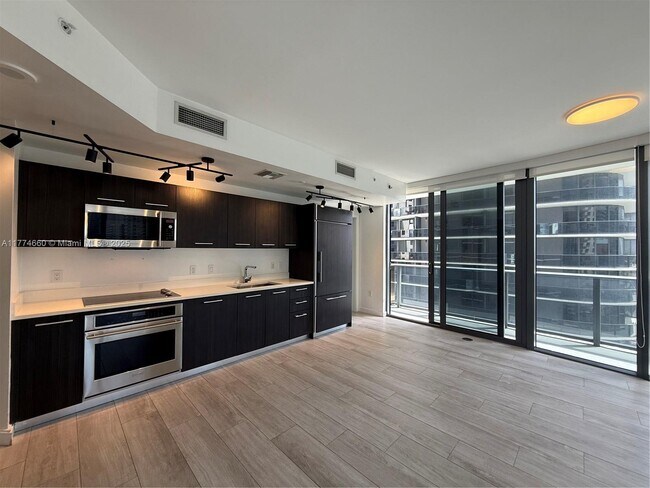 55 SW 9th St, Unit 1803 in Miami, FL - Building Photo - Building Photo