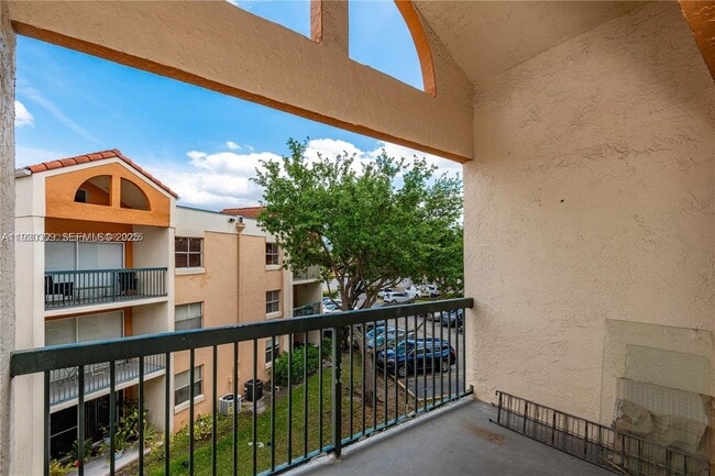 6292 NW 186th St, Unit 214 in Hialeah, FL - Building Photo - Building Photo