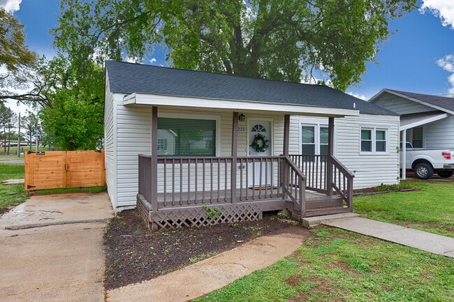 2215 Bell Ave NW in Huntsville, AL - Foto de edificio - Building Photo