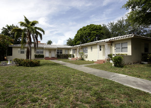 20 Antilla Ave in Coral Gables, FL - Foto de edificio - Building Photo