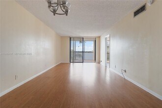 110 Lake Emerald Dr in Oakland Park, FL - Building Photo - Building Photo