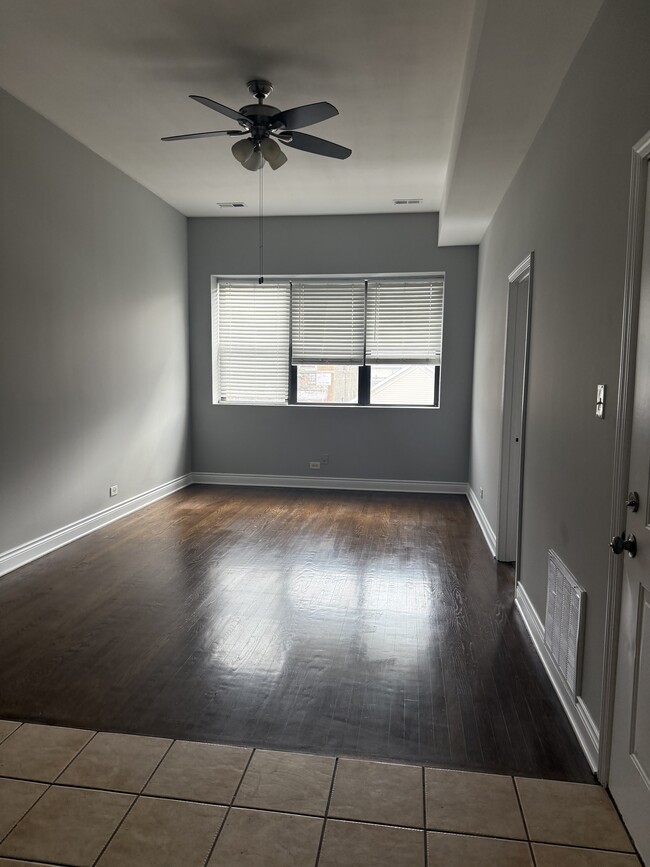 930 W 35th Pl, Unit 2nd Floor Front