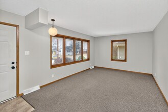 3816 82nd St in Urbandale, IA - Foto de edificio - Building Photo