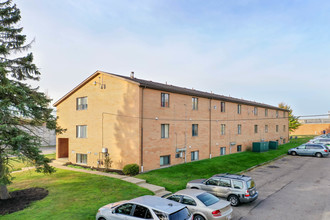 Howe Ave Apartments in Cuyahoga Falls, OH - Building Photo - Building Photo