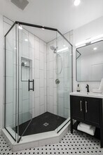 2327 N Southport Ave, Unit 1 in Chicago, IL - Building Photo - Building Photo