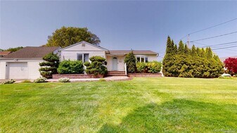 121 Woodward Pkwy in Farmingdale, NY - Building Photo