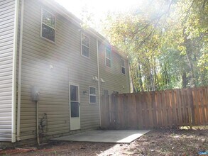 270 Albert Ct in Charlottesville, VA - Foto de edificio - Building Photo