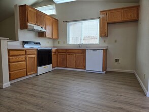 369 Leffler Pl in Turlock, CA - Building Photo - Building Photo