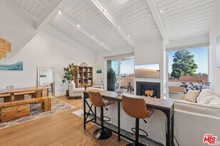 28266 Rey De Copas Ln in Malibu, CA - Building Photo