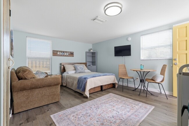 587 Dixie Hwy, Unit Studio 1 in Tarpon Springs, FL - Foto de edificio - Building Photo