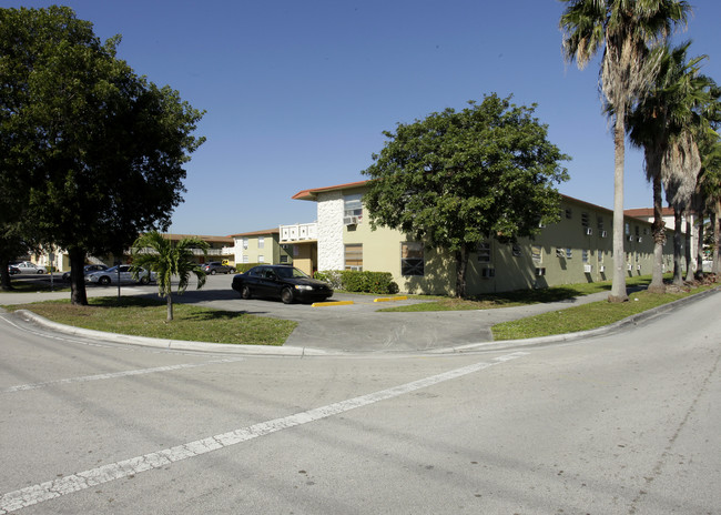 Lake Point Plaza Apartments in Hialeah, FL - Foto de edificio - Building Photo