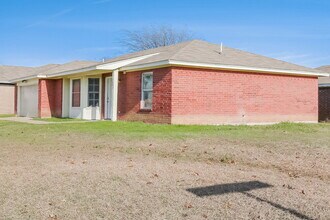 9000 Christopher Cir in Fort Worth, TX - Foto de edificio - Building Photo