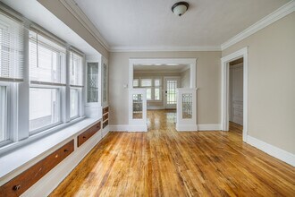 12401 Parkhill Ave in Cleveland, OH - Foto de edificio - Building Photo