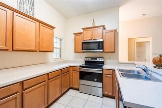 8117 Alamosa Wood Ave in Ruskin, FL - Building Photo - Building Photo