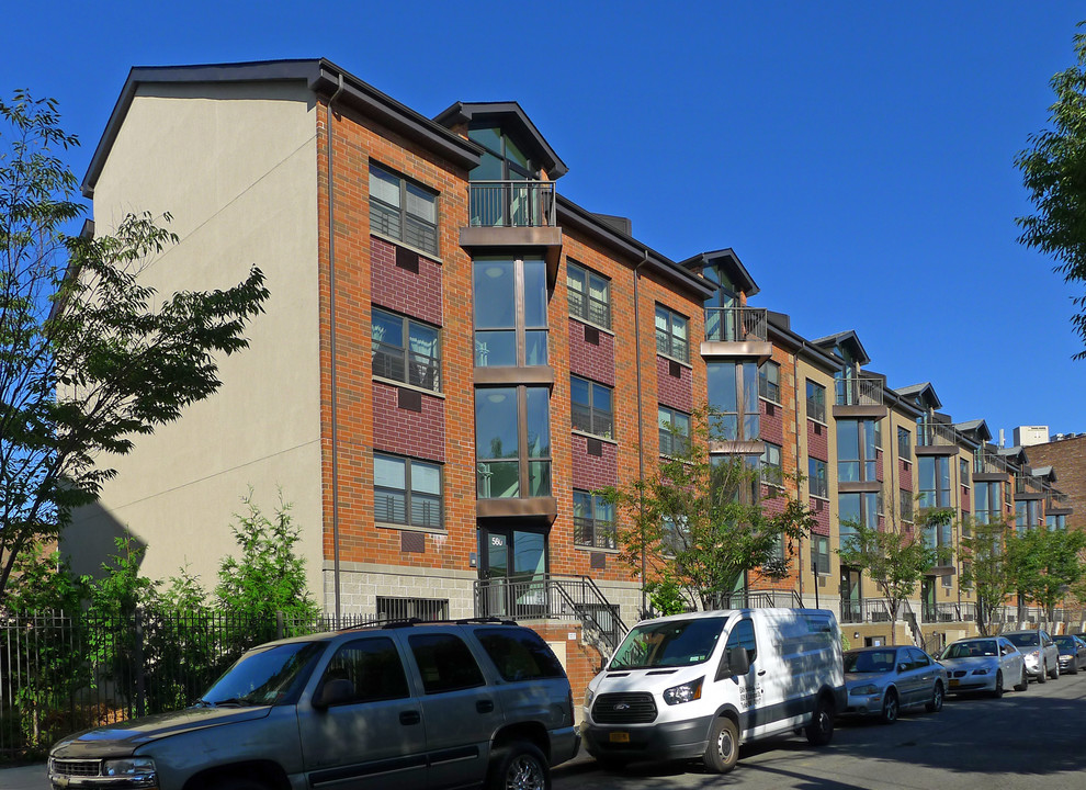 550 Watkins Street in Brooklyn, NY - Foto de edificio