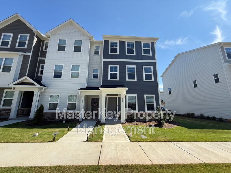 329 Deercroft Dr in Apex, NC - Building Photo