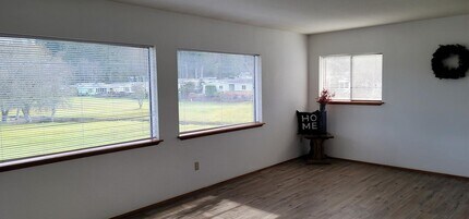568 NW Silver Meadow Ln, Unit Apartment in Bremerton, WA - Building Photo - Building Photo