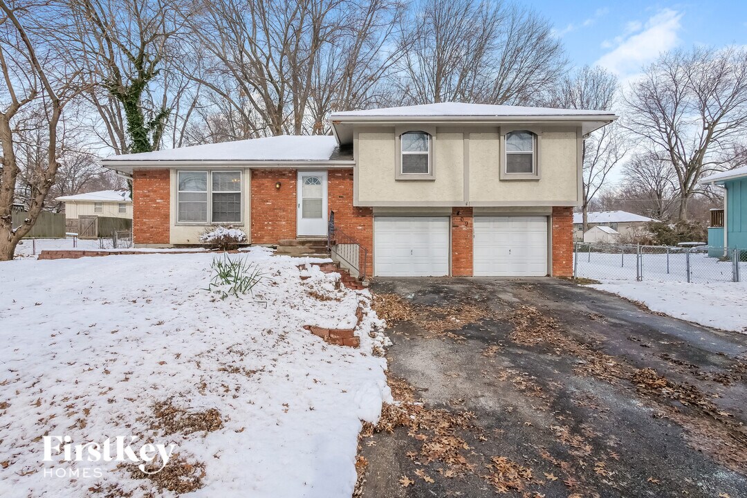 409 SW Westminister Rd in Blue Springs, MO - Building Photo