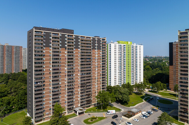 30 Teesdale Pl in Toronto, ON - Building Photo - Building Photo