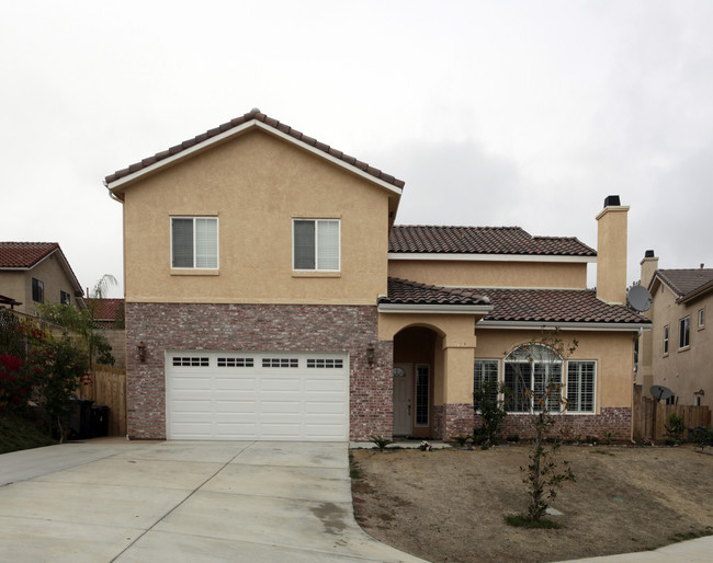 1401 Ferrara Ct in Escondido, CA - Foto de edificio - Building Photo