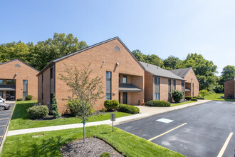 Riverside Village in Columbus, OH - Foto de edificio - Building Photo