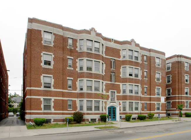 217  Elmwood Avenue Apartments in Buffalo, NY - Foto de edificio - Building Photo