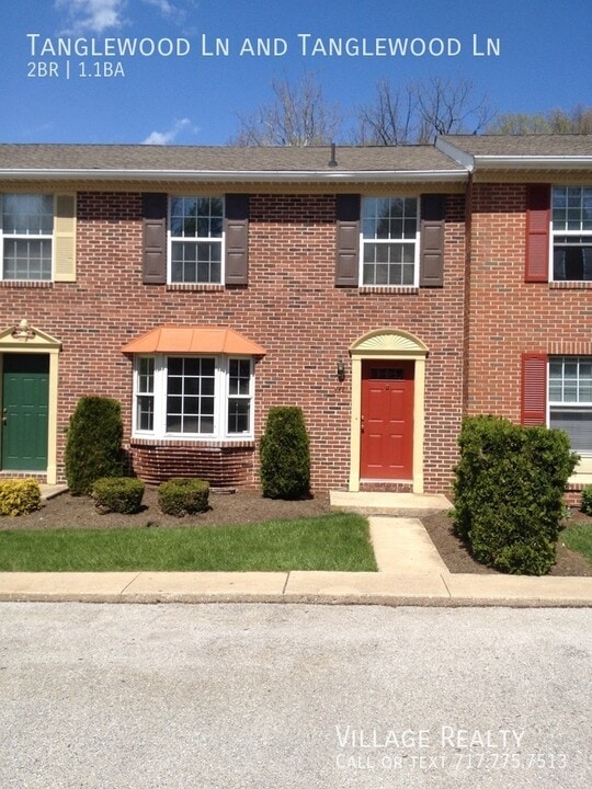 442 Tanglewood Ln in Dallastown, PA - Building Photo