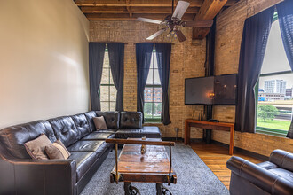 Pritzlaff Lofts in Milwaukee, WI - Foto de edificio - Interior Photo