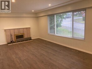 5704 Dundas St in Burnaby, BC - Building Photo - Building Photo