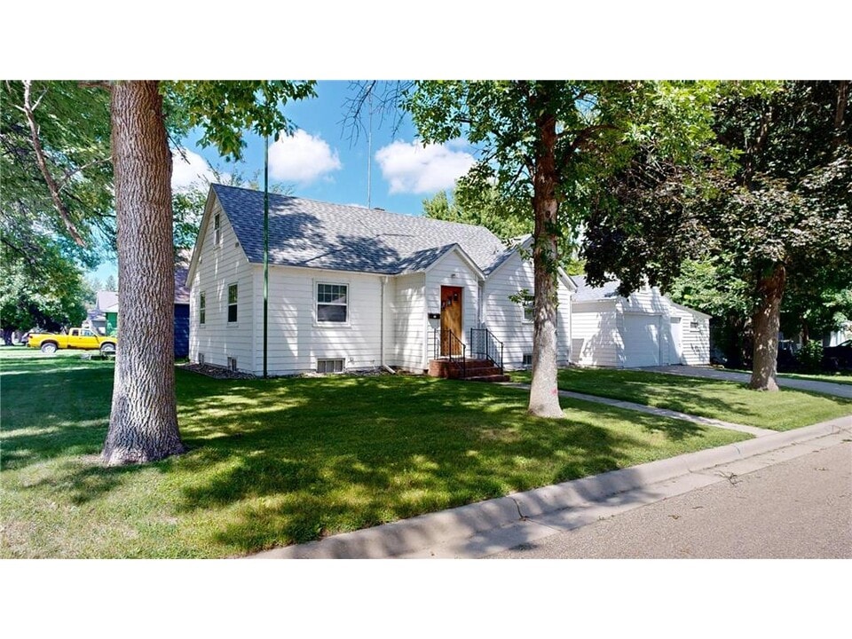 114 6th Ave NE in Clara City, MN - Building Photo