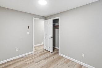 26 Old West Brookfield Rd in Warren, MA - Foto de edificio - Building Photo