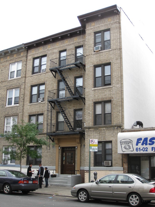 61-12 Madison St in Ridgewood, NY - Building Photo